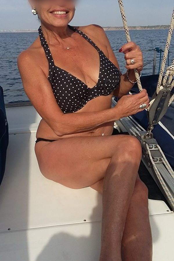 Cougar 68 ans cherche mecs à baiser en mer